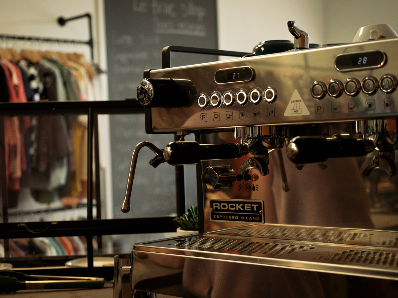 Machine espresso au comptoir du café